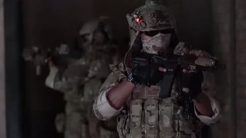 Forças militares caminhando no campo de batalha