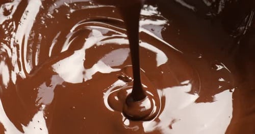 Leckere geschmolzene Schokolade mit einem Löffel einnehmen, Nahaufnahme