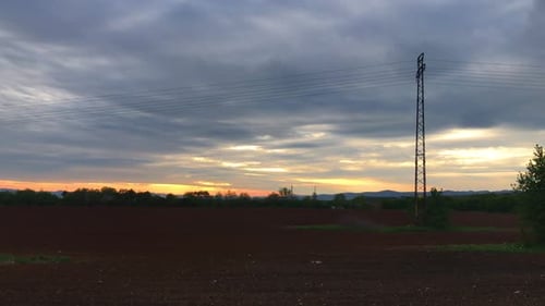 wunderschöner Sonnenuntergang mit Wolken über der Wiese in Bulgarien