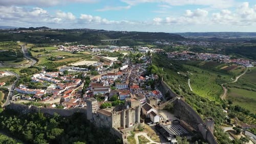 Vue aérienne de la ville fortifiée historique d'Obidos au coucher du soleil, près de Lisbonne, au Portugal. Vue aérienne de O
