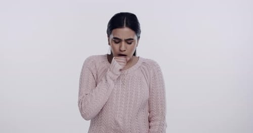 Frau, Husten und Brustschmerzen im Studio mit Krankheit, Asthma und Bronchitis oder Allergie von White