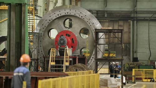 As operações de máquinas industriais são cruciais para a eficiência e o desempenho do estoque de manufatura