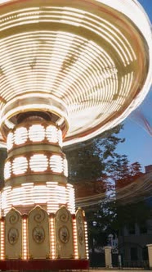 Carrousel rotatif à grande vitesse très éclairé MerryGoRound Hyperlapse