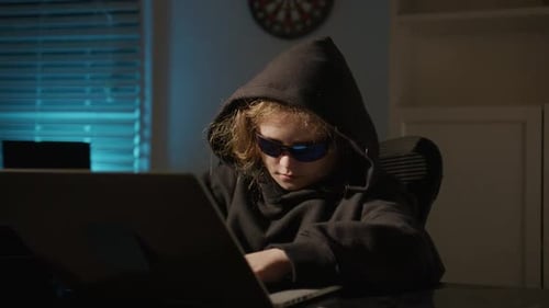 Kid Hacker explore le monde numérique Kid Hacker apprend les bases du codage Kid Hacker étudie le cyber