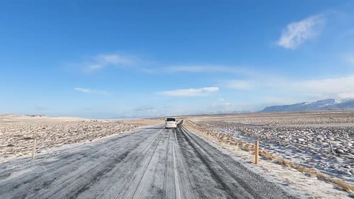 POV Zeitraffer beim Fahren auf der verschneiten isländischen Autobahn im Winter