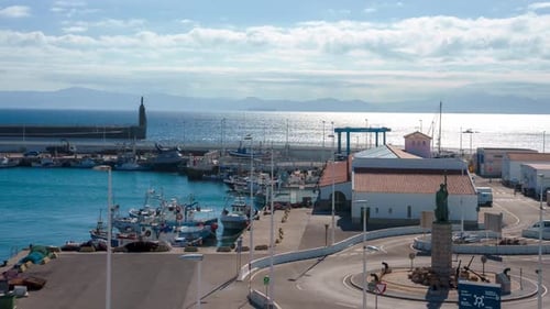 Im Hafen von Tarifa wimmelt es nur so von Fischerbooten, eine markante Statue an einem Kreisverkehr.