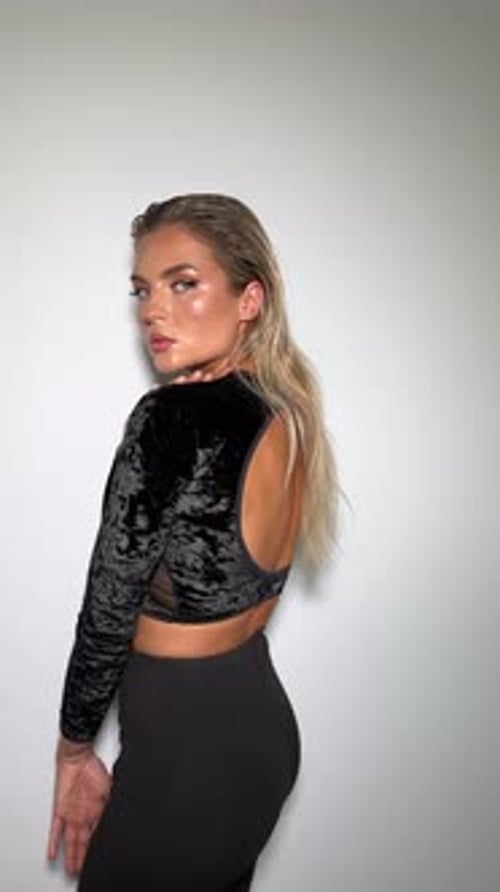 Belle femme avec un maquillage glamour de plage tendance parfait