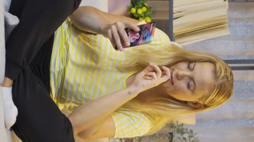 Vertical video of The forgetful woman is solving puzzles.