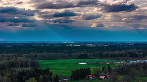 Hyperlapse der Landschaft mit dynamischen Wolken und Sonnenlicht über grünen Feldern