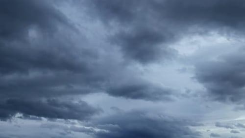 Dramatisch Zeitraffer stürmischer dunkler Wolken, die sich über den bewölkten Himmel bewegen