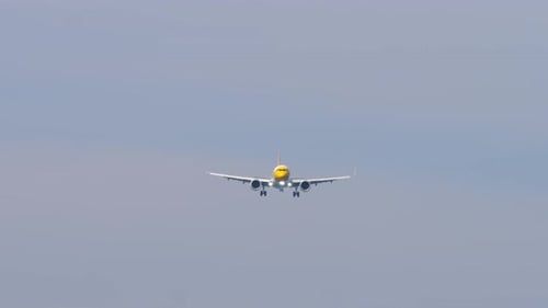Flugzeug nähert sich Vorderansicht