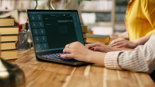 Student nutzt die Benutzeroberfläche des KI-Studienassistenten auf dem Laptop während der Gruppenlernsitzung