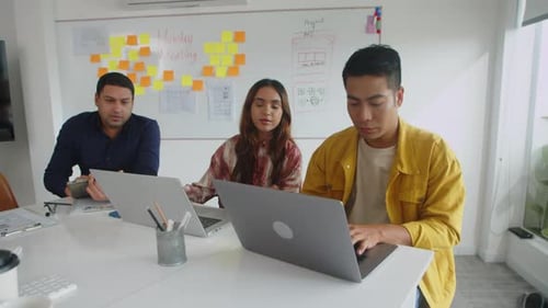 Team spricht im Büro über neue Software