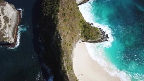 Panning Up-Drohnenschuss enthüllt Keling-King Beach und den Rest der wunderschönen Klippen der Insel