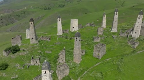 Vista aérea de las ruinas del complejo de torres Erzi en las verdes laderas de las montañas de Ingushetia