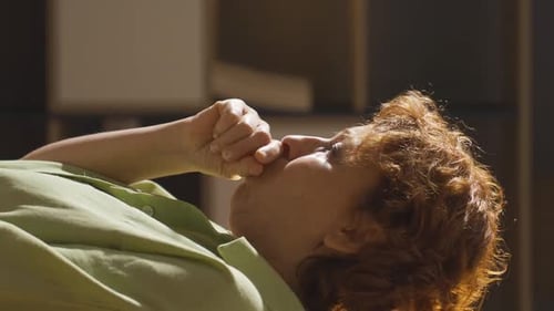 Vidéo verticale d'une femme atteinte d'un cancer qui tousse.