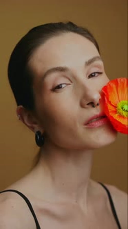 Le modèle présente un gros plan de fleurs vibrantes dans un portrait artistique