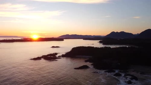 Amanecer por la mañana, olas del mar, playa de arena en luz dorada, tranquila y serena
