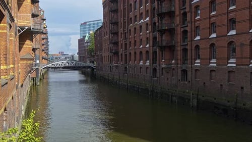 Les canaux de Hambourg, tels que l'Alster et l'Elbe, traversent la ville