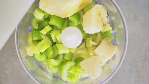 Céleri et banane frais, morceaux de céleri et de banane coupés