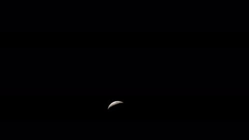 Mond bewegt sich und wird kleiner, schwarzer Himmel, splitter