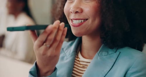 Llamada telefónica, altavoz y mujer en la oficina, horario y comunicación con el contacto