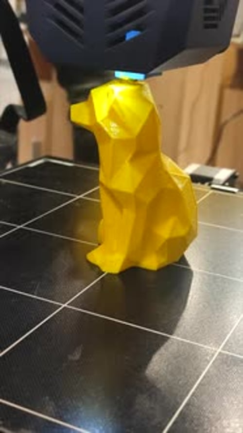 3D-Drucker arbeitet Nahaufnahmedrucker druckt Modell aus geschmolzenem gelbem Kunststoff vertikal