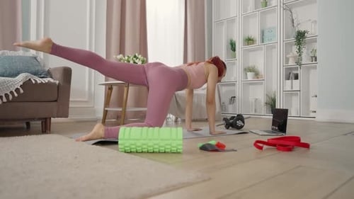 Mujer atlética entrenando en casa y viendo clases en línea en Laptop Fitness Beautiful Slender Lady