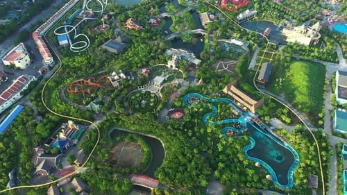 Parque de atracciones, Zumbido y vacaciones para diversión al aire libre, aventura y ocio
