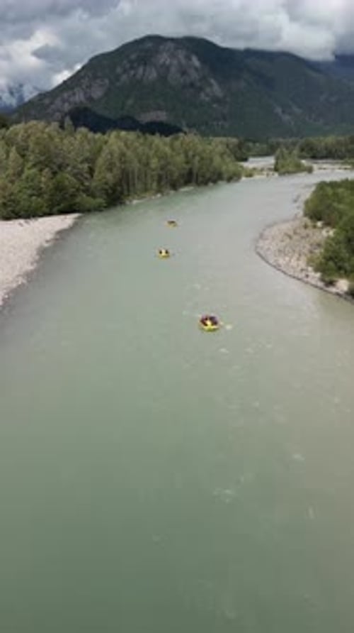 Luftbild von Kajaks im Southern Provincial Park mit den Kitimat Ranges am Squamish River
