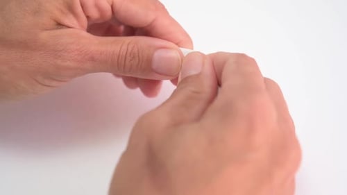 Manos para romper un cigarrillo, dejar de fumar, aisladas en blanco