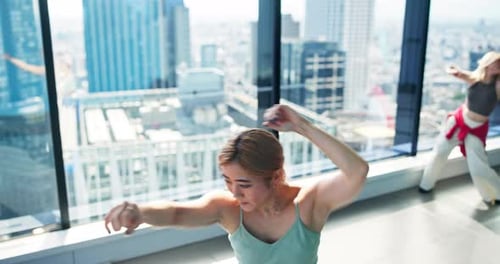 Modernité, danse et femmes en studio pour une performance créative, la liberté et l'énergie en classe