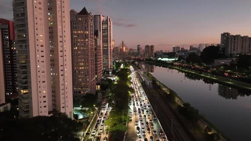 Tráfego rodoviário no City Sunset em São Paulo, Brasil.