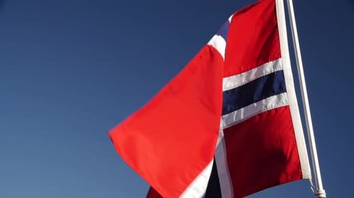 Eine norwegische Flagge weht im Wind.