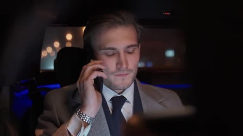 Geschäftsmann sitzt in einem fahrenden Auto und benutzt Laptop Man Top Manager in einem Anzug auf dem Rücken eines