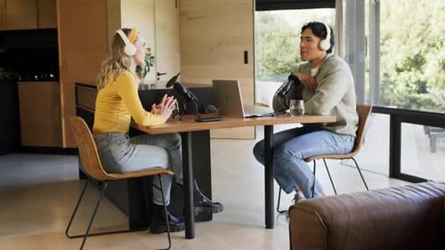 En testant les microphones, les co-animateurs alternent la parole et la gestuelle tout en enregistrant un podcast à la maison