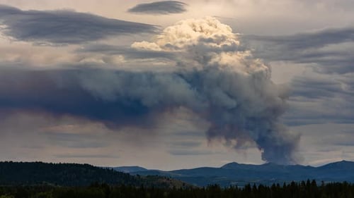 Starker Rauch aus Waldbränden im Zeitraffer baut sich hoch in der Atmosphäre auf