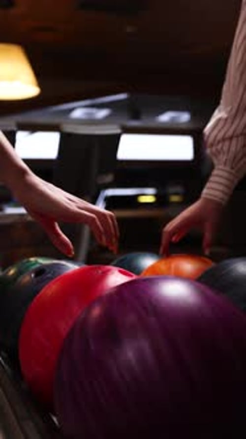 Ein Mädchen spielt Bowling. Nahaufnahme