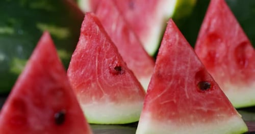 Schöne köstliche rote, grüne, saftig geschnittene Wassermelone, auf dem Tisch, bunt. Konzept: reifes Obst