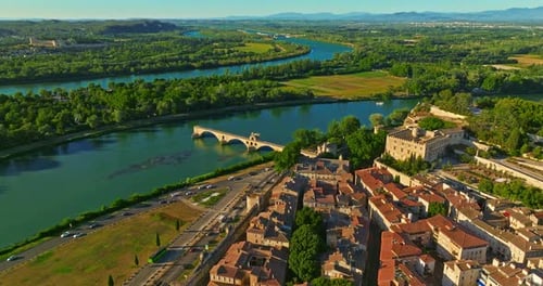 Vista aérea de la ciudad francesa de Aviñón en el río Ródano en Provenza con arquitectura medieval en