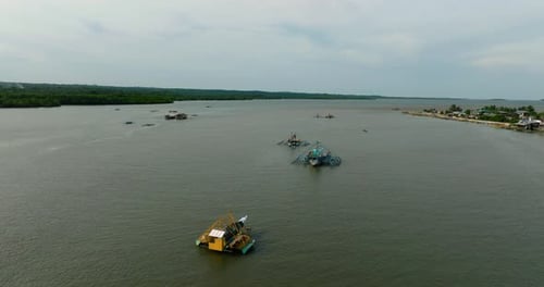Río que va al mar con barcos de pesca Bislig Surigao Del Sur Filipinas