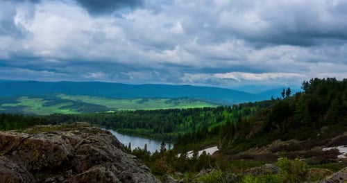 Berg, See, Zeitraffer im Sommer oder Herbst, Wilde Natur und ländliches Feld, Wolken, Bewegung