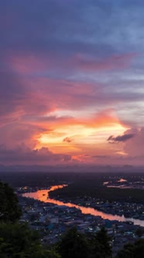 Ciel au crépuscule et à l'aube avec cumulus, laps de temps vertical, en soirée, dans une petite ville.