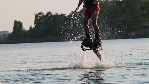 Hombre volando en el flyboard acuático en Cámara lenta