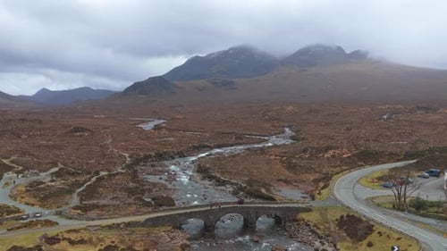 Vue aérienne du vieux pont de Sligachan avec les montagnes Cuillin