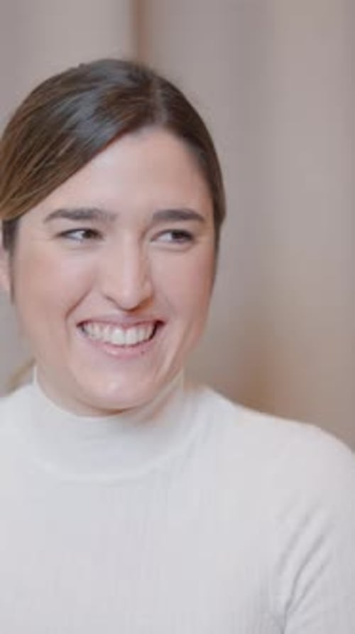 Une créatrice présente avec joie un nouveau prototype de produit de boîte à bijoux simpliste