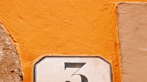 Número 3 (tres) colocado en un edificio