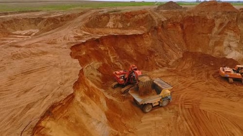 Bergbaubagger arbeitet im Sandsteinbruch. Luftaufnahme des Gießens von Industriebaggern