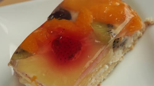 Köstlicher Fruchtkuchen. Süßer Fruchtkuchen zum Nachtisch.