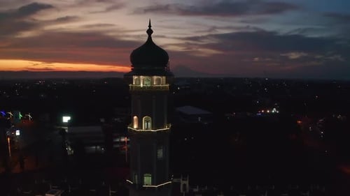 AH - Vue aérienne 4K de Baiturrahman, la belle mosquée d'Aceh, en Indonésie